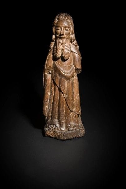 Saint personnage en noyer sculpté. Debout, il est vêtu d’une tunique et d’un manteau dont un pan revient sur le devant ; visage aux yeux proéminents et à la longue barbe bifide ; base monoxyle à pans.
Art populaire, XVe siècle
Hauteur : 78 cm
(quelques manques dont les mains)