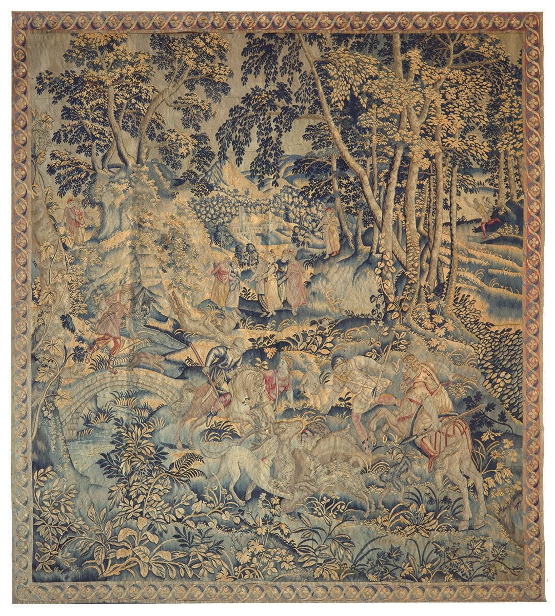 Tapisserie des Flandres représentant une chasse au cerf dans un paysage forestier ; bordure à entrelacs (d’époque postérieure).
XVIIe siècle (fragment ; restaurations).
H : 225 cm, L : 209 cm