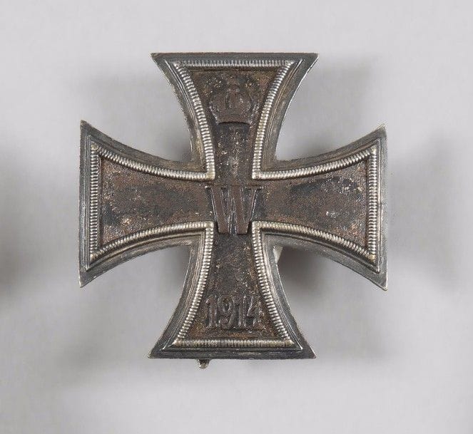 ALLEMAGNE 
Croix de fer de 1re classe (1914). 
Métal argenté et fer. 
Diamètre : 4,5 cm 
A.B. (Piqûres). 