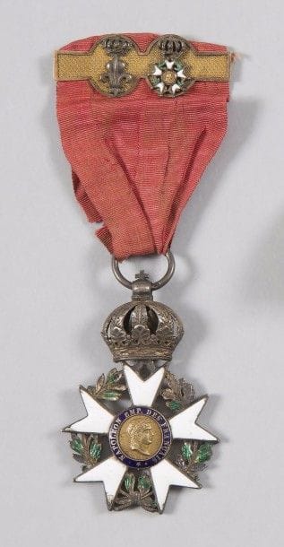 FRANCE 
ORDRE DE LA LÉGION D’HONNEUR, institué en 1802. 
Étoile de chevalier du 3e type, d’époque Premier Empire. 
Argent, or et émail (manques aux feuillages et éclats aux pointes). 
Poinçon au faisceau de licteur (1809-1819). 
Ruban en soie moirée avec une barrette en or orné d’un lys et d’une Légion d’honneur Restauration émaillée, en argent. 
Hauteur : 5,8 cm - Dimension barrette : 4 x 1,5 cm - Poids brut total : 21 g
T.B. 