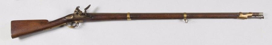Fusil à silex d’infanterie de la Garde nationale. 
Canon rond, à pans au tonnerre, poinçonné « P ». Platine à tambour gravée « Manufre de Charleville ». 
Garnitures en laiton. Retour de plaque de couche frappée « 2C27 ». Baguettes en fer. Crosse en noyer. 
B.E. Vers 1820-1830. 