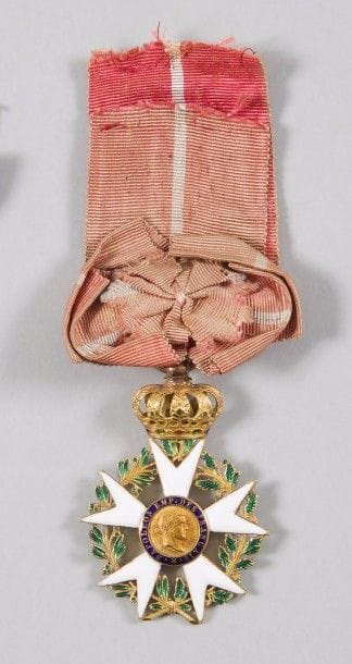 FRANCE 
ORDRE DE LA LÉGION D’HONNEUR, institué en 1802. 
Étoile d’officier du 3e type, d’époque Premier Empire. 
Or et émail (infimes éclats aux pointes). Anneau cannelé. Poinçon tête de coq (1809-1819). Ruban ancien à liseré central blanc. 
Hauteur : 5,6 cm - Poids brut : 24 g
T.T.B.