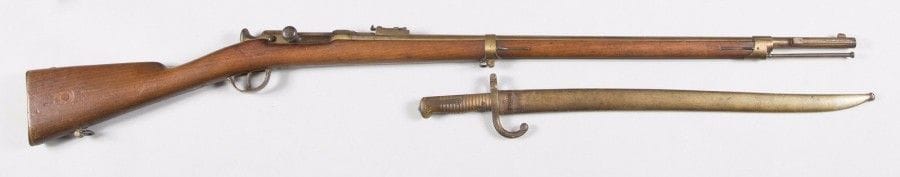 Fusil d’infanterie Chassepot modèle 1866 S1870. 
Canon rond à pans au tonnerre, avec hausse. Boîte de culasse marquée « Manufacture impériale Saint Étienne ». Garnitures en fer poinçonné. Crosse en noyer avec marquages au même numéro que le canon. 
Avec sa baïonnette au même numéro. Lame marquée « Mre Imple de St Étienne Juillet 1870 ». Fourreau en tôle de fer. 
Longueur : 132 cm