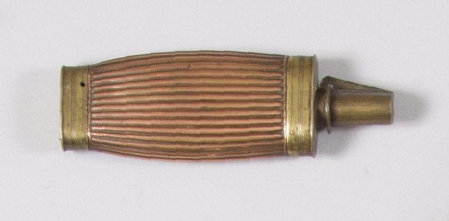 Petite poire à poudre de boîte. 
Corps en cuivre à godrons. Garnitures en laiton. Bec godet en cuivre. 
B.E. Fin du XVIIIe siècle, début du XIXe siècle. 