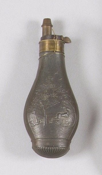 Poire à poudre de poche ou de boîte, en zinc, à décor de cerf courant en sous-bois.
Bec doseur en laiton. 
B.E. XIXe siècle. 
