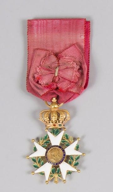 FRANCE 
ORDRE DE LA LÉGION D’HONNEUR, institué en 1802. 
Étoile d’officier d’époque Restauration. 
Or et émail. Anneau cannelé. Ruban à bouffette. Poinçon tête de bélier. 
Poids brut : 22 g - Hauteur : 6 cm
SUP. 