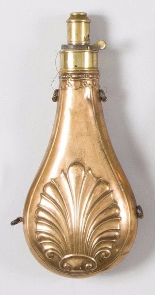 Grande poire à poudre de chasse à quatre anneaux de suspente, en cuivre, à décor de palmettes. 
Bec doseur en laiton. 
B.E. Milieu du XIXe siècle. 