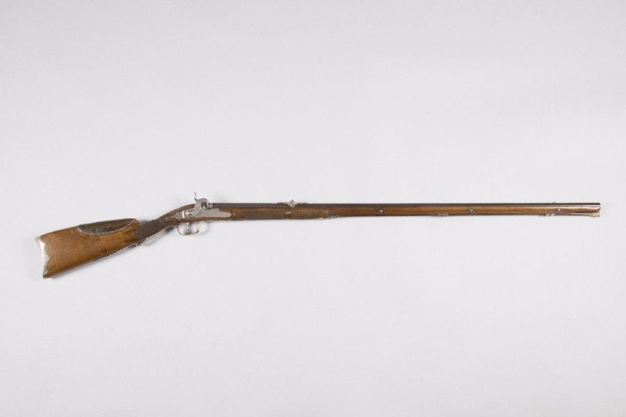 Long et fin fusil des Chasses royales par « LEPAGE », à silex transformé à percussion. 
Fin et long canon rond patiné à méplat sur le dessus, à pans au tonnerre, ciselé de colonnes fleuries, d’un trophée, de nuage, d’urne enflammée et d’une fleur de lys rayonnante sous monogramme « LP » de l’arquebusier Lepage. Surmonté d’un large cran de visée en argent ciselé et découpé. Queue de culasse gravée en suite numérotée « 10 ». Platine à corps plat signé « Le Page Arqer Ordaire du Roi », gravée de rinceaux feuillagés et « Armes de France » sur la queue, à chien à corps plat gravé en suite, ainsi que la vis. Belles garnitures en argent découpé, ciselé et gravé. Pontet au chiffre du Roi Louis XVIII. Devant de pontet à décor de fleurettes et d’une bombe enflammée. Queue de pontet ornée de feuillages et d’un quadrillage. Plaque de couche à bord mouvementé gravé de fleurs, palmettes et feuillages. 
Monture en noyer, à long fût sculpté et quadrillé. 
Crosse à joue en cuir bordée d’un galon en argent, quadrillée au col et portant une pièce de pouce aux Grandes Armes de France. 
Fût à entrée et deux porte-baguettes en argent. Baguette en fanon à embout en corne et pastille en métal. 
Poinçons non lisibles (probablement 1819-1838).
Longueur : 136 cm
B.E. Époque Louis XVI, modifié sous la Restauration. 