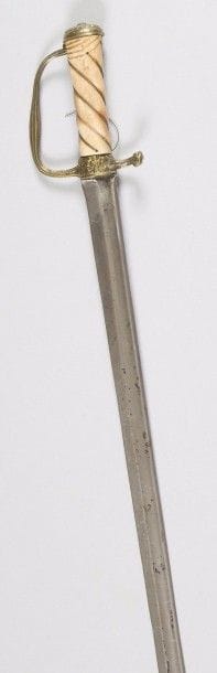 Couteau de vénerie.
Poignée en bois de cerf. Monture en laiton ciselé. 
Longue lame cintrée (piqûres), à dos rond et pans creux.
A.B.E. S.F. Vers 1700/1720.