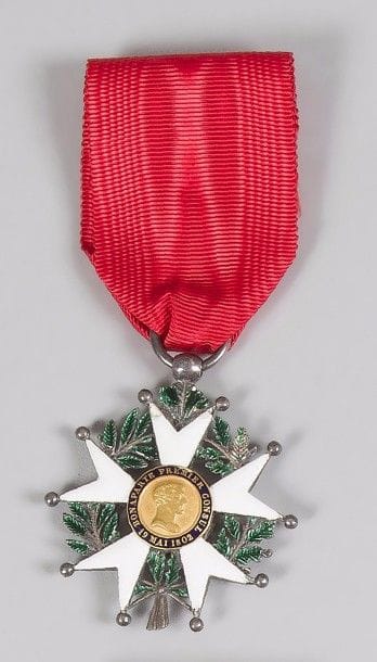FRANCE 
ORDRE DE LA LÉGION D’HONNEUR, institué en 1802. 
Étoile de chevalier d’époque IIe République. 
Argent, or et émail (éclats). Ruban. Poinçon tête de sanglier. 
Hauteur : 5,4 cm - Poids brut : 18 g
T.B. 
