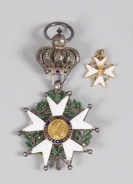 FRANCE 
ORDRE DE LA LÉGION D’HONNEUR, institué en 1802. 
Deux décorations : 
- Étoile de chevalier d’époque IIe République modifiée Présidence. Argent, or et émail (éclats). Hauteur : 7 cm 
- Croix de Malte. Or et émail (éclats). Hauteur : 2 cm
A.B. 