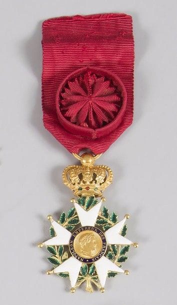FRANCE 
ORDRE DE LA LÉGION D’HONNEUR, institué en 1802. 
Étoile d’Officier d’époque Présidence.
Or, émail (éclats), ruban à rosette.
Poids brut : 20,6 g - T.T.B.
