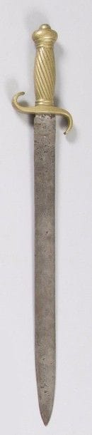 Sabre court prussien Faschinenmesser modèle 1849.
Monture en bronze. Poignée à rainures obliques. Garde à deux quillons en « S », marquée « 32R 57 FW 8.88 ». Lame droite à dos plat.
A.B.E. S.F. Vers 1870.