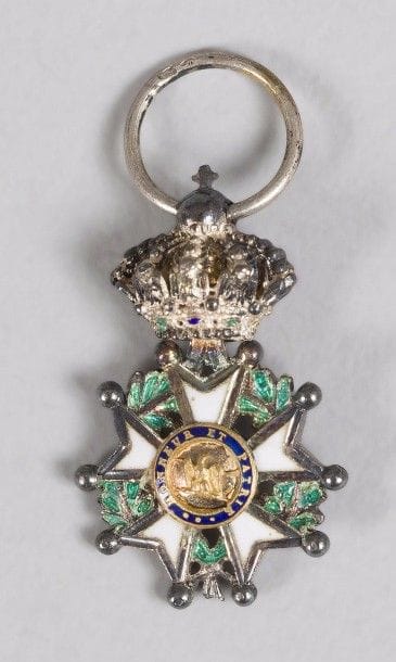 FRANCE 
ORDRE DE LA LÉGION D’HONNEUR, institué en 1802. 
Étoile de chevalier modèle de luxe dit des Cent Gardes.
Miniature d’époque Second Empire.
Hauteur : 2,2 cm
Argent, or et émail. Anneau poinçonné.
T.T.B.