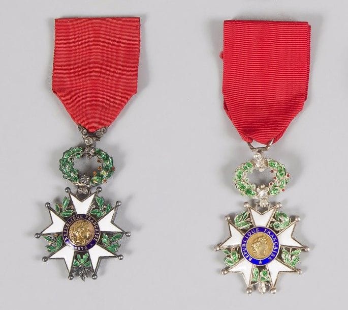 FRANCE 
ORDRE DE LA LÉGION D’HONNEUR, institué en 1802. 
Deux étoiles de chevalier d’époque IIIe République, modèle de luxe. 
Argent, or et émail. Rubans. Bélières ornées de roses. Poinçons tête de sanglier. 
Poids brut : 54 g
T.T.B. 