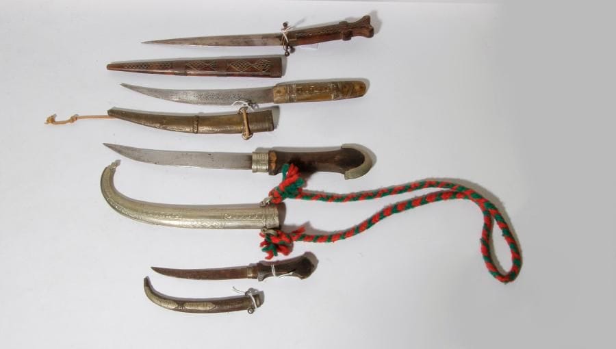 Lot de quatre poignards marocains. 
Bois, cuir, métal, laiton et cuivre. 
A.B.E. 