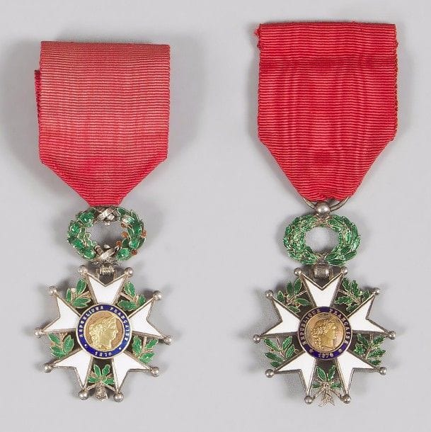 FRANCE 
ORDRE DE LA LÉGION D’HONNEUR, institué en 1802. 
Deux étoiles de chevalier d’époque IIIe République, modèle à filets. 
Argent, or et émail. Rubans. Poinçons tête de sanglier. 
Poids brut : 50 g
T.T.B. On y joint deux étoiles de chevaliers de l’Ordre national du Mérite. 