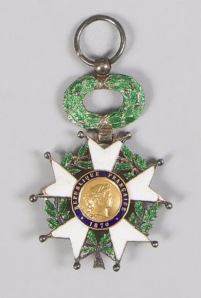 FRANCE 
ORDRE DE LA LÉGION D’HONNEUR, institué en 1802. 
Étoile de chevalier, d’époque IIIe République. 
Argent, vermeil et émail (éclats, boules faussées). 
Hauteur : 5,5 cm - Poids brut : 18 g
A.B. 
On y joint le brevet de chevalier sur vélin de Louis RAMONDOU, préfet des Ardennes. 