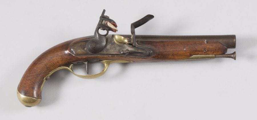 Pistolet à silex. 
Canon rond poinçonné au tonnerre. 
Monté avec une platine type 1779, 1er type, gravée « Mre Rle de Tulle ».
Garnitures en laiton. Baguette en fer. 
E.M. Vers 1780-1790. 