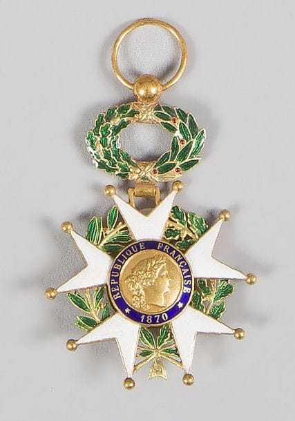 FRANCE 
ORDRE DE LA LÉGION D’HONNEUR, institué en 1802. 
Étoile d’officier, d’époque IIIe République. 
Or et émail (éclats). Poinçon tête d’aigle. 
Hauteur : 5,7 cm - Poids brut : 16 g
T.T.B. 
On y joint un brevet d’officier dans son étui au nom de Louis RAMONDOU, dans son étui. 