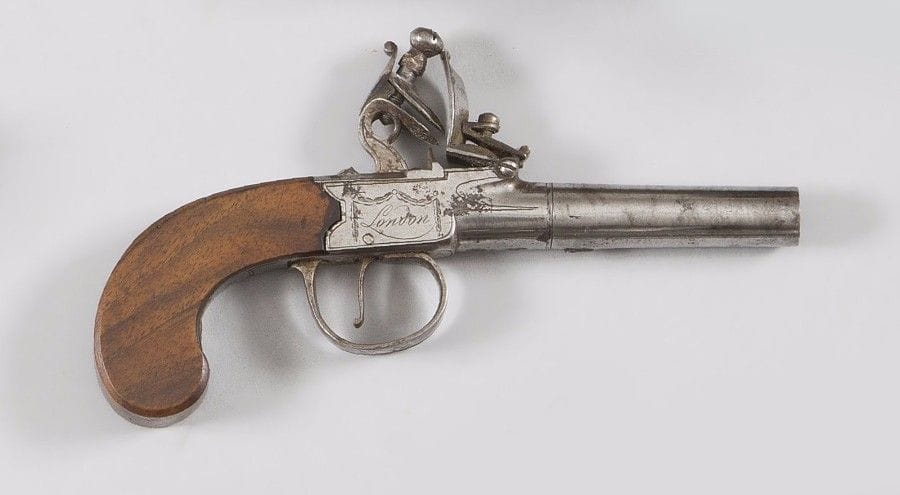 Pistolet à coffre à silex anglais, par Keitland. 
Canon rond à balle forcée. Coffre signé « Keitland & Co ». Crosse en noyer. 
B.E. Vers 1800-1810. 