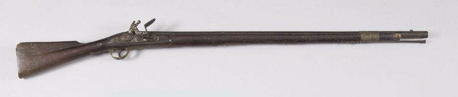 Fusil à silex britannique dit « de traite ». 
Canon rond, patiné ; à bagues en fil de laiton. Platine marquée « WARRANTED » et chien à corps rond. Garnitures en laiton patiné. 
Dans l’état. XIXe siècle. 