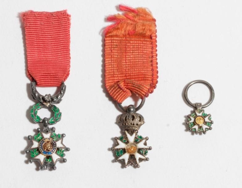 FRANCE 
ORDRE DE LA LÉGION D’HONNEUR, institué en 1802. 
Trois miniatures de chevalier de la Légion d’honneur d’époque Louis-Philippe (manque l’avers du centre, hauteur : 1,6 cm), d’époque IIe République 
(hauteur : 1 cm), d’époque IVe République 
(ruban, hauteur : 1,6 cm). 
Argent et émail. Poids brut : 7 g
T.B. 