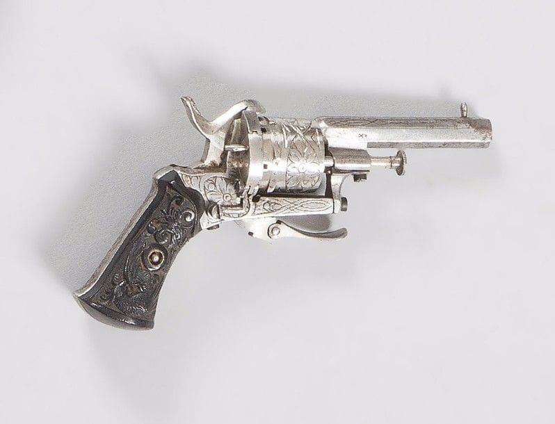 Pistolet à silex, pour le tir, calibre 12 mm 
Canon à pans, rayé. Platine et chien à corps plat, jaspé. Crosse en noyer, en bec de corbin. 
B.E. Fabrication moderne. 