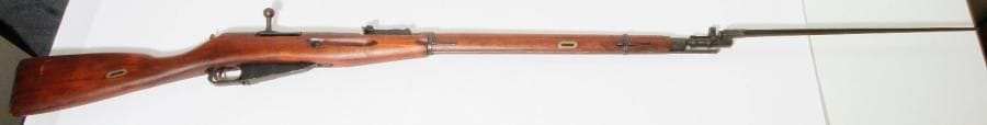 Fusil d’infanterie, Mosin Nagant, calibre 7,62 x 54 mm R. 
Canon avec hausse daté 1943 (bouché au plomb).
Garnitures en fer bronzé. Crosse en noyer. 
Avec baïonnette.
Catégorie C à déclarer. 