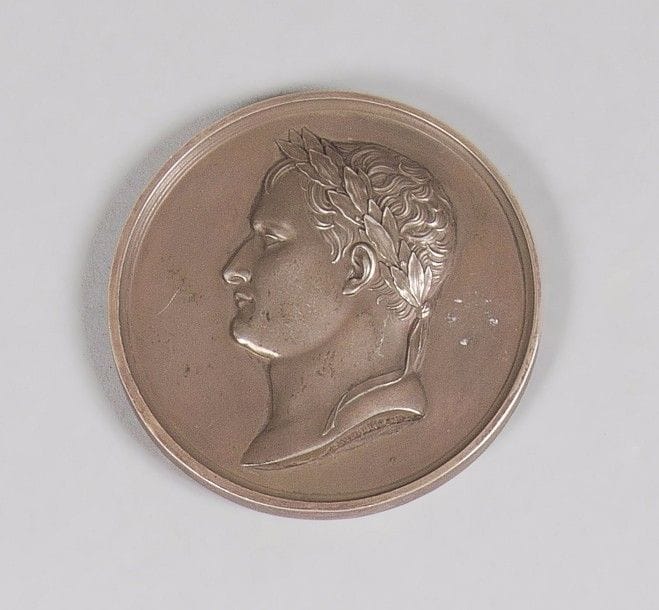 FRANCE
Médaille en argent.
- Avers : L’Empereur Napoléon 1er de profil tête laurée.
- Revers : Baptême : présentation du roi de Rome par l’empereur MDCCCXI par Andrieux.
Diamètre : 7 cm - Poids : 150 g
T.B.