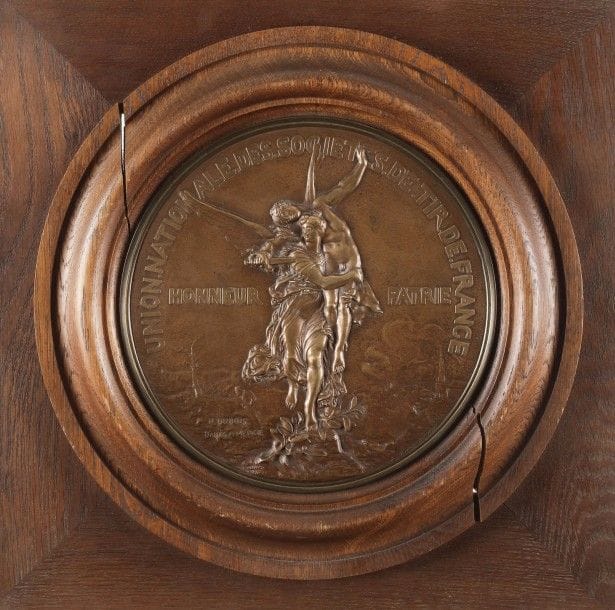 H. DUBOIS. Rome 1859. D’après A. Mercié. École française.
« Union Nationale des Sociétés de Tir de France ».
« Honneur et Patrie ».
Grande médaille ronde en bronze, signée en bas à gauche.
Diamètre : 24,4 cm
Fonte de Barbedienne.
Présentée dans un encadrement en chêne.