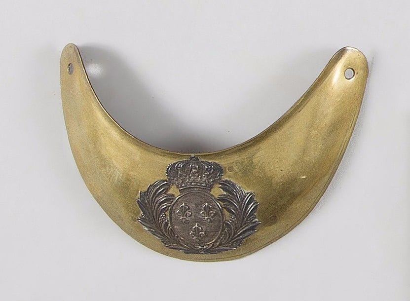 Hausse col d’officier d’infanterie. 
Plateau en laiton. Motif (anciennement changé) aux Grandes Armes Royales. 
A.B.E. Époque Restauration. 