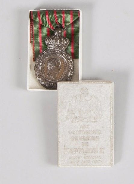 FRANCE 
MÉDAILLE DE SAINTE-HÉLÈNE, instituée en 1857. 
Médaille de Sainte-Hélène dans sa boîte en carton blanc glacé, gaufré à l’Aigle. 
Bronze. Ruban. 
SUP. 