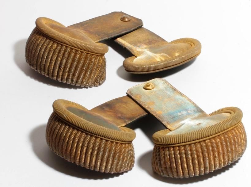 Lot d’épaulettes
- Paire d’épaulettes et contre-épaulettes dorées de lieutenant du 8e régiment d’infanterie.
Doublées de feutre noir. Boutons dorés au chiffre.
- Paire d’épaulettes dorées d’officier d’infanterie.
Doublées de feutre noir. Boutons dorés à la grenade.
E.M. époque Second Empire. Dans sa boîte.