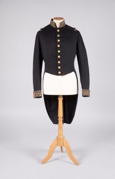Habit Frac de Contre-Amiral. 
En noir, à collet et parements brodés de canetille et paillettes or. 
Fermant par neuf boutons dorés. Avec attentes pour trois plaques de poitrine.
B.E. (Légères traces de mite).
Époque Second Empire.