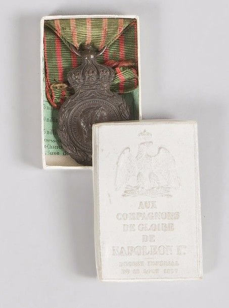 FRANCE 
MÉDAILLE DE SAINTE-HÉLÈNE
Médaille dans sa boîte en carton blanc, gaufré, à l’Aigle. 
En bronze patiné, avec prospectus d’origine. Ruban. 
SUP. 