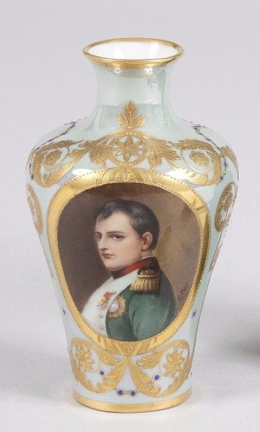 Petit vase en porcelaine de Dresde au portrait de Napoléon par R. POHL. 
À fond vert et décor or et bleu de feuillages et frises perlées. Marques « DRESDEN » et « DEC 2151 ».
Hauteur : 18 cm
B.E. XXe siècle. 