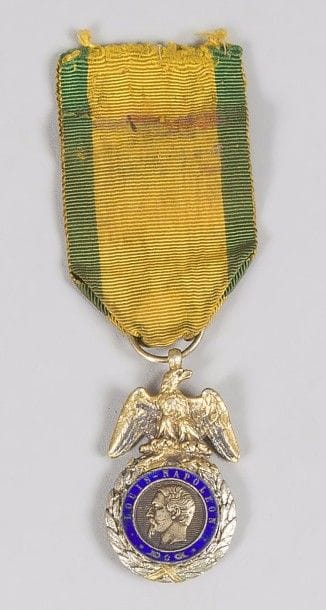 FRANCE
MÉDAILLE MILITAIRE, instituée en 1852.
Médaille du second type.
Argent, vermeil et émail. Ruban. Poinçon tête de sanglier.
Poids brut : 18,5 g
T.T.B.