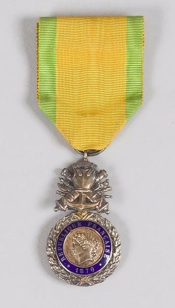FRANCE 
Médaille militaire d’époque IIIe République, modèle de luxe dit « des généraux ». 
Vermeil, argent et émail (petit éclat), centre en trois parties. Ruban. 
Hauteur : 4,6 cm - Poids brut : 20 g
T.B. 
