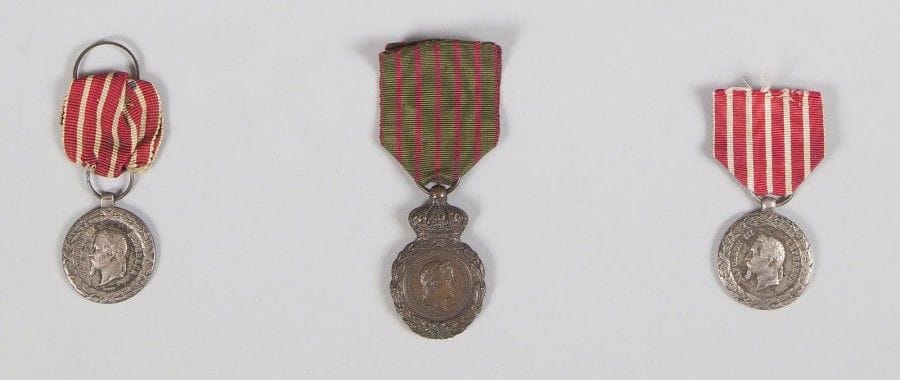 FRANCE 
Deux médailles de la Campagne d’Italie par BARRE. 
En argent, une attribuée à un soldat du 78e régiment. Rubans. 
Poids brut : 32 g
On y joint une médaille de Sainte-Hélène. 
T.T.B. 