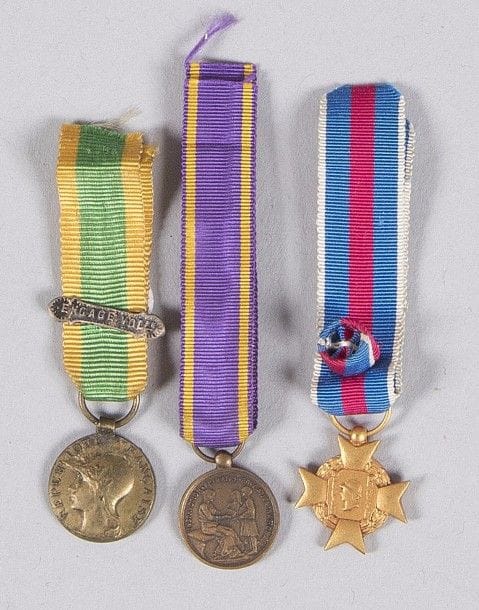 FRANCE
Lot comprenant trois miniatures de la médaille des engagés volontaires avec agrafe ancienne, de la médaille du ministère de l’instruction, de la médaille du service militaire volontaire. Rubans.
SUP.