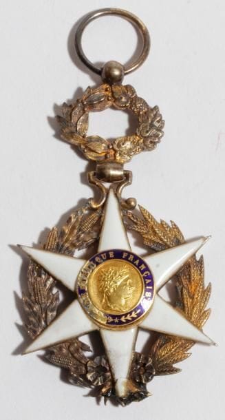 FRANCE 
ORDRE DU MÉRITE AGRICOLE 
Étoile de chevalier. 
Vermeil et émail. Centres détachés. 
Hauteur : 6,4 cm - Poids brut : 20 g
On y joint les brevets de chevalier (sur vélin) et d’officier (sur papier) de l’ordre au nom de Louis RAMONDOU. 