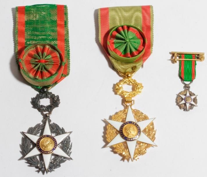 FRANCE 
ORDRE DU MÉRITE AGRICOLE
Ensemble de trois médailles : 
- Étoile de chevalier en argent, vermeil et émail (petits éclats). Ruban à rosette. T.T.B. 
Poids brut : 20 g
- Étoile d’officier. Bronze doré et émail. Ruban à rosette. SUP. 
- Étoile de chevalier en réduction. Vermeil et émail. Hauteur : 2 cm - Poids brut : 4 g
Poinçons tête de sanglier. 
T.T.B. 