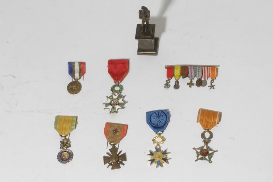 FRANCE 
Médailles de l ‘adjudant Blanchard, ancien du 
1er bataillon de choc. 
- Barrette de sept miniatures dont Légion d’honneur, médaille militaire, etc.
- Quatre médailles dont Croix de guerre, chevalier de l’ordre du Ouissam Alaouite, médaille de l’UNC, etc.