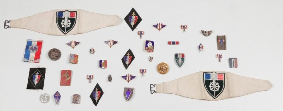 Lot d’insignes sur la FRANCE LIBRE et VICHY
32 pièces FFL, FFI (dont 19 DI en argent), Vichy 
(2 brassards garde-voie) et divers.
Poids : 15,33 g
B.E. 