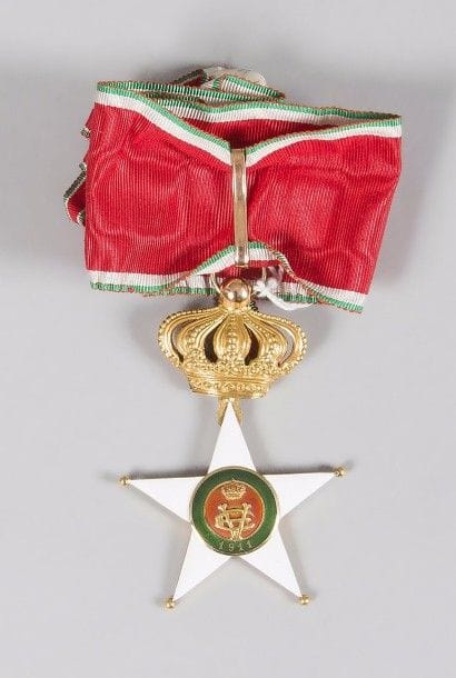 ITALIE 
ORDRE COLONIAL DE L’ÉTOILE D’ITALIE, fondé en 1914. 
Étoile de commandeur. 
Or et émail. Cravate. 
Hauteur : 7,5 cm - Poids brut : 15 g
Dans son écrin « Unione militare Roma », frappée au chiffre du roi Victor Emmanuel. 
T.T.B. (Couronne non surmontée d’une croix). 