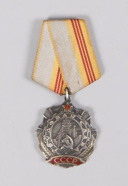 URSS
ORDRE DU TRAVAIL GLORIEUX
Insigne de 3e classe. 
Métal argenté et émail. Numéroté au dos « 282079 ». Ruban à la russe. 
SUP. 