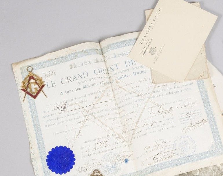 FRANC-MAÇONNERIE
Grand Orient de France. Loge « Phare de la Renaissance ».
Diplôme sur parchemin imprimé en bleu au nom de RYFF Frédéric Louis, né à Soncebo (Suisse) en 1837, demeurant à Marseille, reçu le 12 décembre 1885. Timbre sec.
Avec son insigne en bronze doré et émaillé.
On y joint :
- un diplôme vierge de la même loge.
- un livre d’instruction d’apprenti du Grand Orient de France.
- deux questionnaires vierges du Grand Orient de France.
- une note de renseignements vierge et divers.