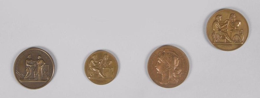 FRANCE
Quatre médailles en bronze d’élève ou de prix :
- Comité agricole de Lyon, dans un écrin.
Diamètre : 4,5 cm
- Société de tir des Lilas (1890).
Diamètre : 4,5 cm
- deux de la ville de Paris (dessins industriels), attribuées.
T.T.B.