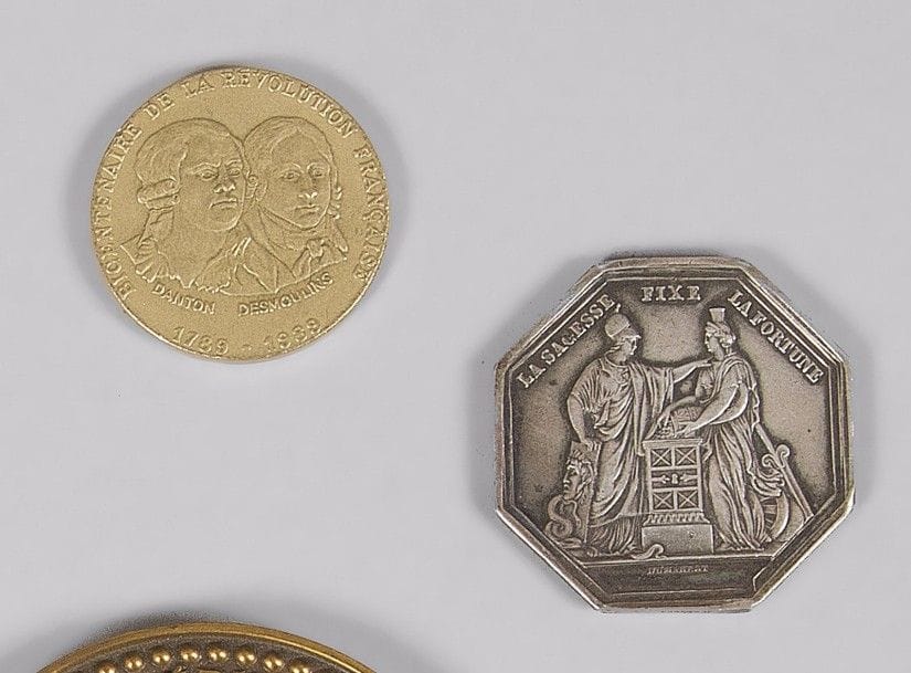 BANQUE DE FRANCE 
Deux jetons : 
- « BANQUE DE FRANCE. AN VIII », par DUMAREST. Argent. Poinçon de la Monnaie sur la tranche. Diamètre : 3,5 cm - Poids net : 24 g
- « Danton et Desmoulins, bicentenaire de la révolution française. » Laiton. Fabrication de la Monnaie. Diamètre : 3 cm
